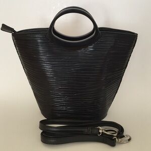 BellaKiara Cute black handbag with strap🎉